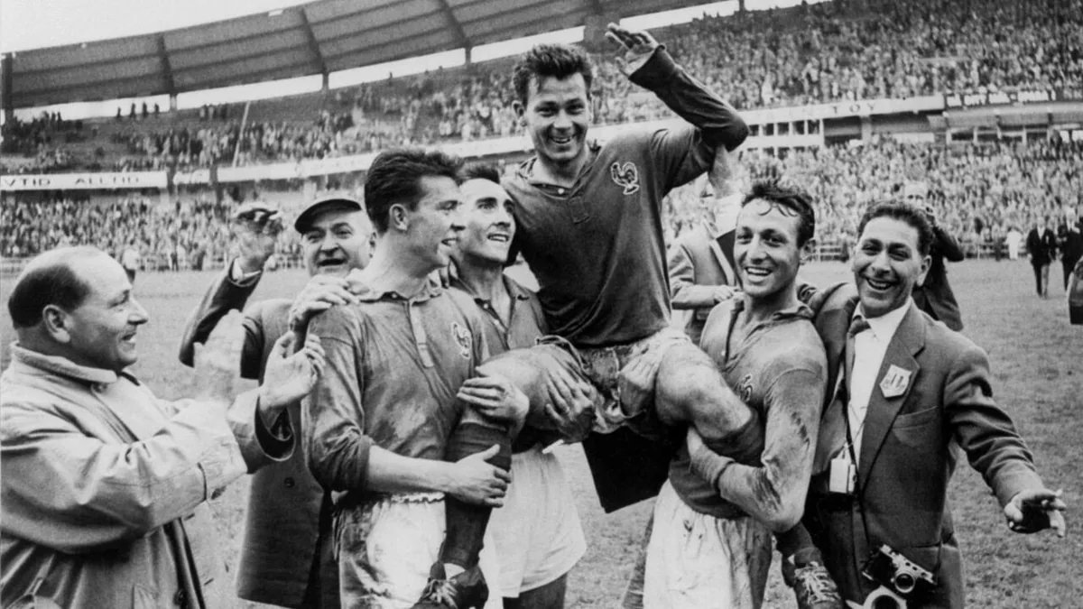 Just Fontaine 1958 Dünya Kupası'nda omuzlarda taşınıyor